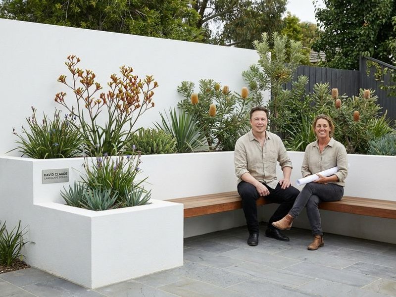 Rendered masonry wall with integrated seating